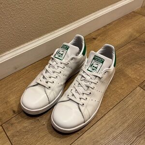 Adidas Stan Smith OG sneakers in White & Green badge. Size: 9.5 U.S Men.